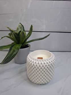 Vela decorativa en recipiente blanco textura rombo