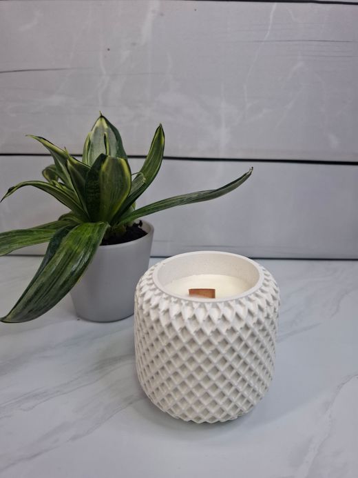 Vela decorativa en recipiente blanco textura rombo