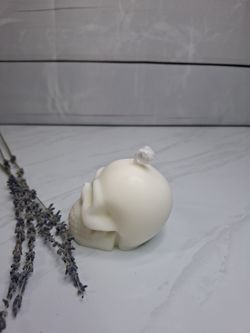 Vela decorativa con forma de calavera blanca