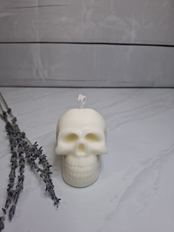 Vela decorativa con forma de calavera blanca