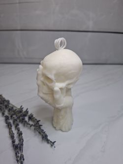 Vela decorativa calavera con mano esquelética
