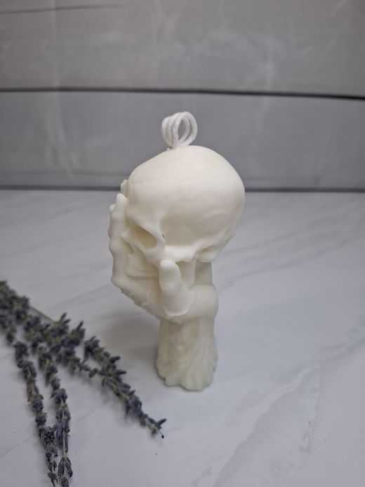 Vela decorativa calavera con mano esquelética