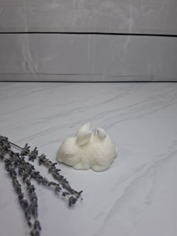 Vela decorativa con forma de conejito blanco