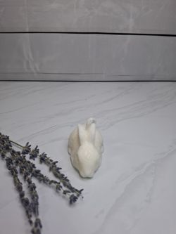 Vela decorativa con forma de conejito blanco