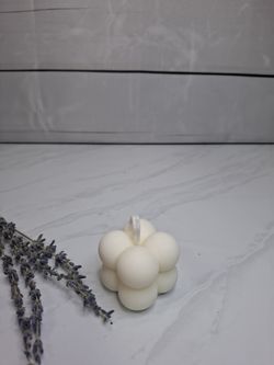 Vela decorativa minimalista en forma de cubo de burbujas