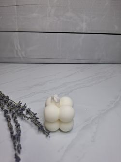 Vela decorativa minimalista en forma de cubo de burbujas
