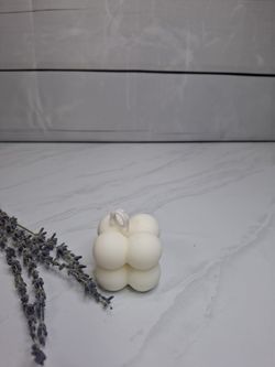 Vela decorativa minimalista en forma de cubo de burbujas