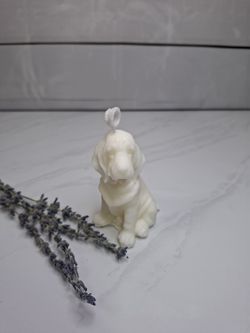 Vela decorativa con forma de perrito blanco sentado 🐾🕯️