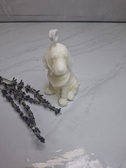 Vela decorativa con forma de perrito blanco sentado 🐾🕯️