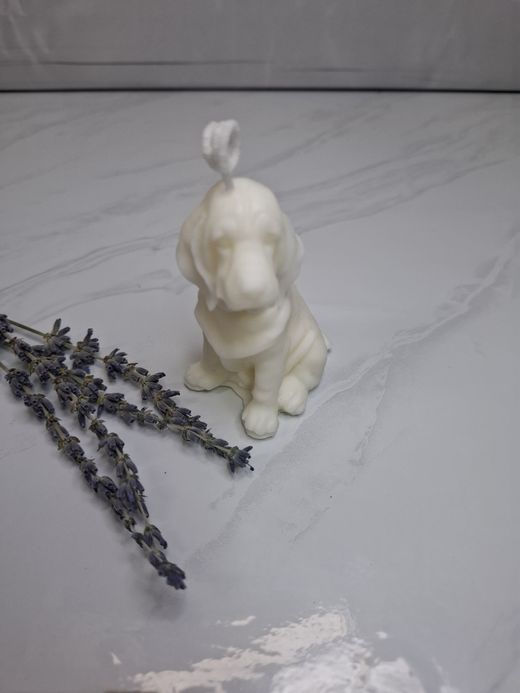 Vela decorativa con forma de perrito blanco sentado 🐾🕯️