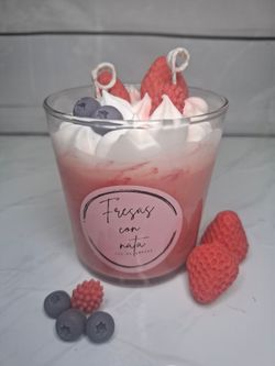 Vela “Fresas con nata" en vaso de cristal