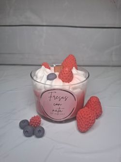 Vela “Fresas con nata" en vaso de cristal