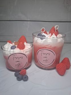 Vela “Fresas con nata" en vaso de cristal
