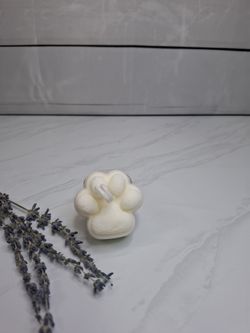 Vela decorativa con forma de huella de animal