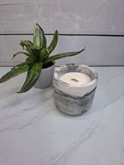 Vela artesanal en vaso marmoleado gris y blanco
