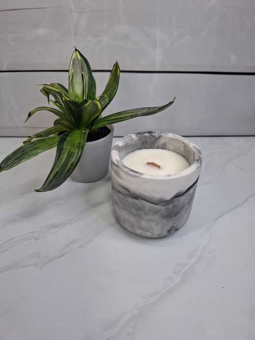 Vela artesanal en vaso marmoleado gris y blanco
