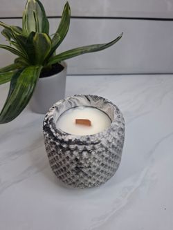 Vela decorativa en recipiente marmoleado blanco y negro textura rombo