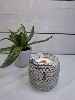 Vela decorativa en recipiente marmoleado blanco y negro textura rombo
