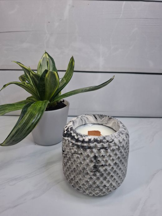 Vela decorativa en recipiente marmoleado blanco y negro textura rombo
