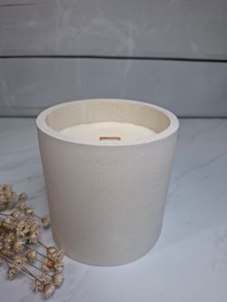 Vela artesanal minimalista en vaso blanco