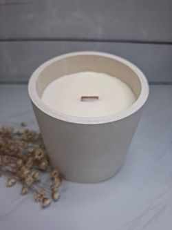 Vela artesanal minimalista en vaso blanco