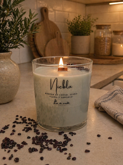 Vela de soja Niebla con mecha de madera | Cedro, ylang-ylang, sándalo y granate