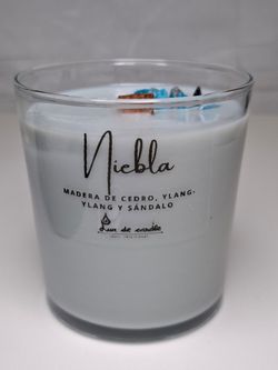 Vela "Niebla" en vaso de cristal con decoración natural y cera vegetal