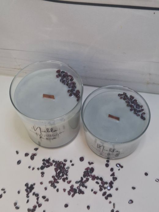 Vela de soja Niebla con mecha de madera | Cedro, ylang-ylang, sándalo y granate
