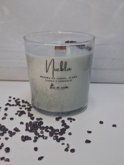 Vela de soja Niebla con mecha de madera | Cedro, ylang-ylang, sándalo y granate