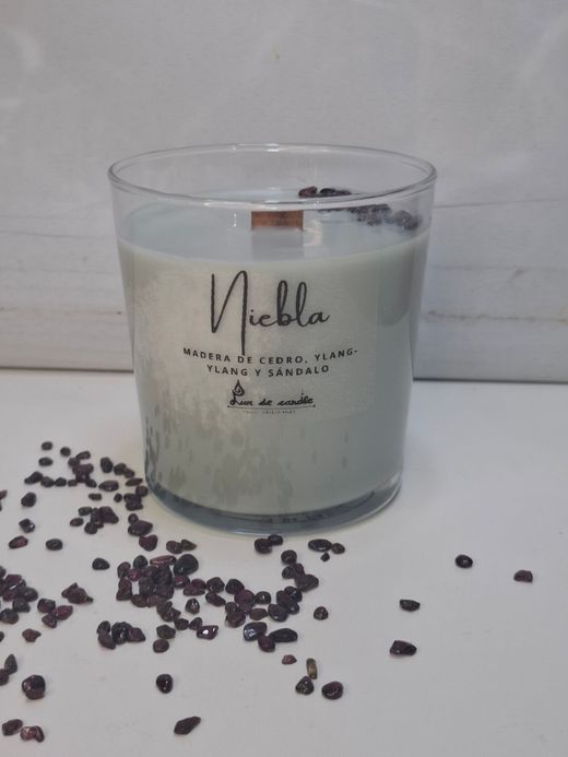 Vela de soja Niebla con mecha de madera | Cedro, ylang-ylang, sándalo y granate