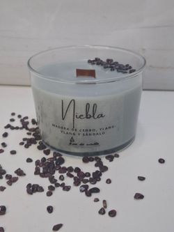 Vela de soja Niebla con mecha de madera | Cedro, ylang-ylang, sándalo y granate