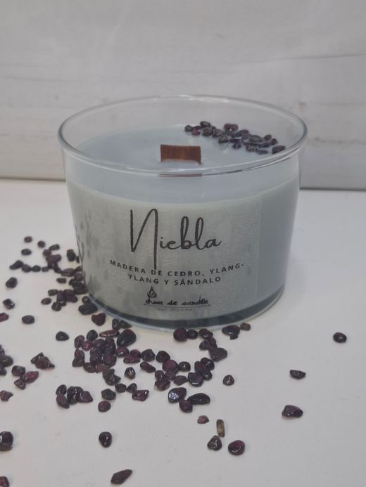 Vela de soja Niebla con mecha de madera | Cedro, ylang-ylang, sándalo y granate