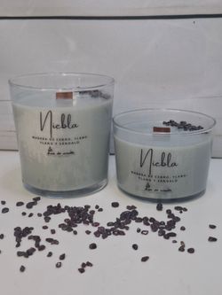 Vela de soja Niebla con mecha de madera | Cedro, ylang-ylang, sándalo y granate