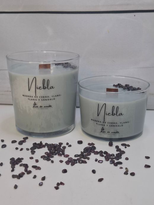 Vela de soja Niebla con mecha de madera | Cedro, ylang-ylang, sándalo y granate