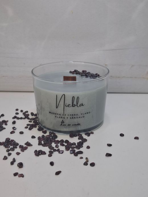 Vela de soja Niebla con mecha de madera | Cedro, ylang-ylang, sándalo y granate