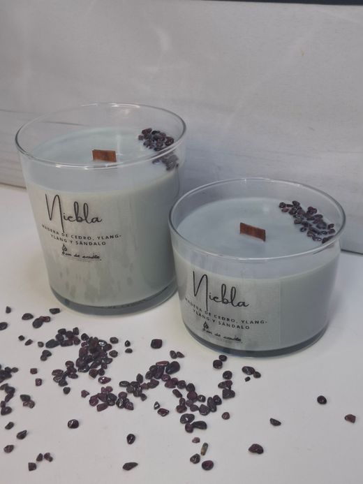 Vela de soja Niebla con mecha de madera | Cedro, ylang-ylang, sándalo y granate