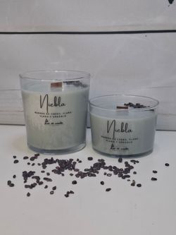 Vela de soja Niebla con mecha de madera | Cedro, ylang-ylang, sándalo y granate