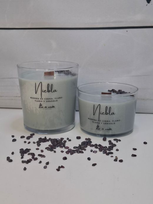 Vela de soja Niebla con mecha de madera | Cedro, ylang-ylang, sándalo y granate