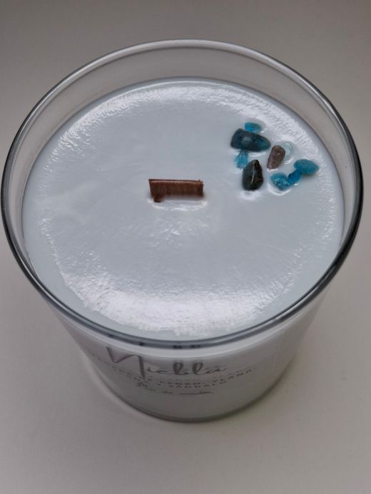 Vela "Niebla" en vaso de cristal con decoración natural y cera vegetal