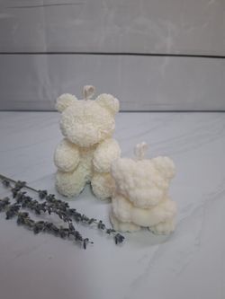 Velas decorativas en forma de ositos de flores blancas