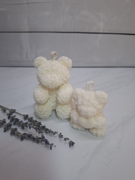 Velas decorativas en forma de ositos de flores blancas