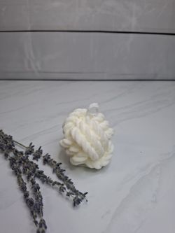 Vela decorativa con forma de ovillo de lana