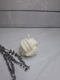 Vela decorativa con forma de ovillo de lana