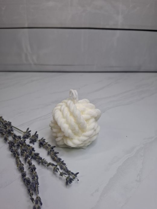 Vela decorativa con forma de ovillo de lana