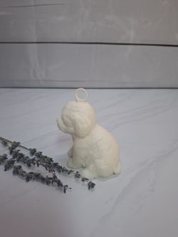 Vela decorativa con forma de perrito caniche blanco