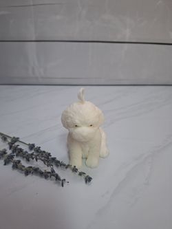 Vela decorativa con forma de perrito caniche blanco