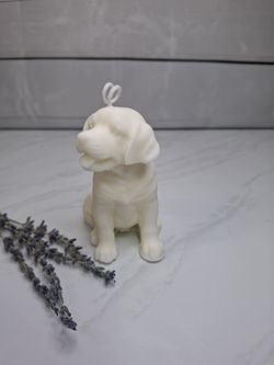 Vela decorativa con forma de labrador blanco