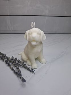 Vela decorativa con forma de labrador blanco