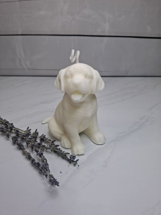 Vela decorativa con forma de labrador blanco