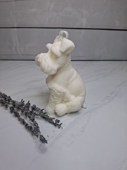 Vela decorativa en forma de perro schnauzer